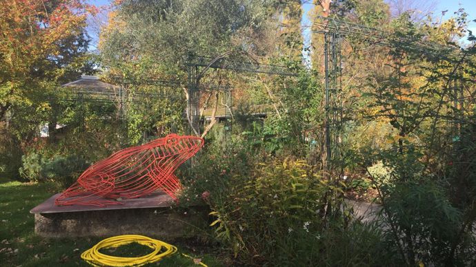 Divers jardins aux dimensions et ambiances variées ont été crées, comme ici à l’entrée du pavillon qui accueille la bibliothèque et la ludothèque. © Léna Hespel